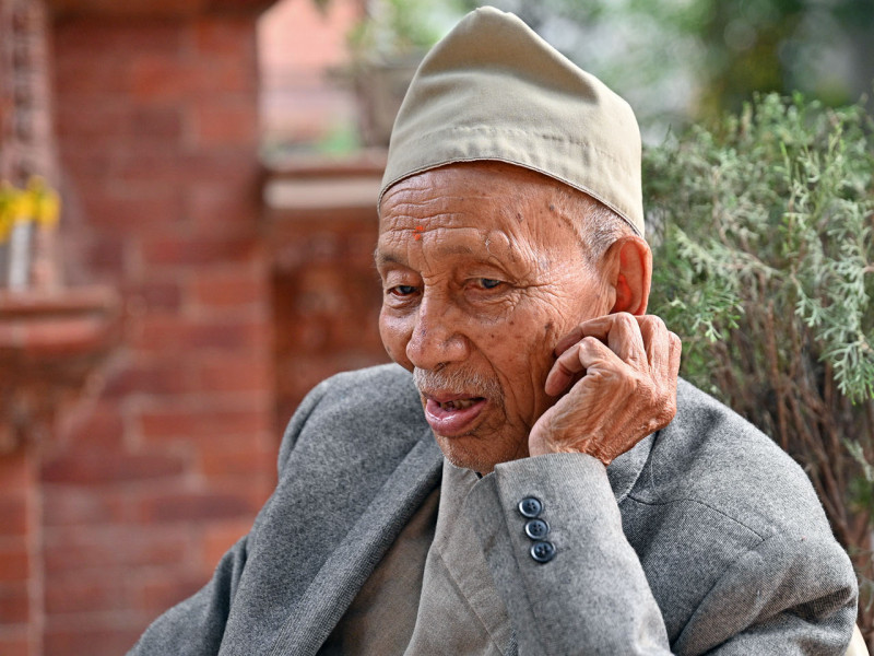 १०३ लागे सत्यमोहन, सहयाेगीमार्फत भाेट हाल्न मानेनन्
